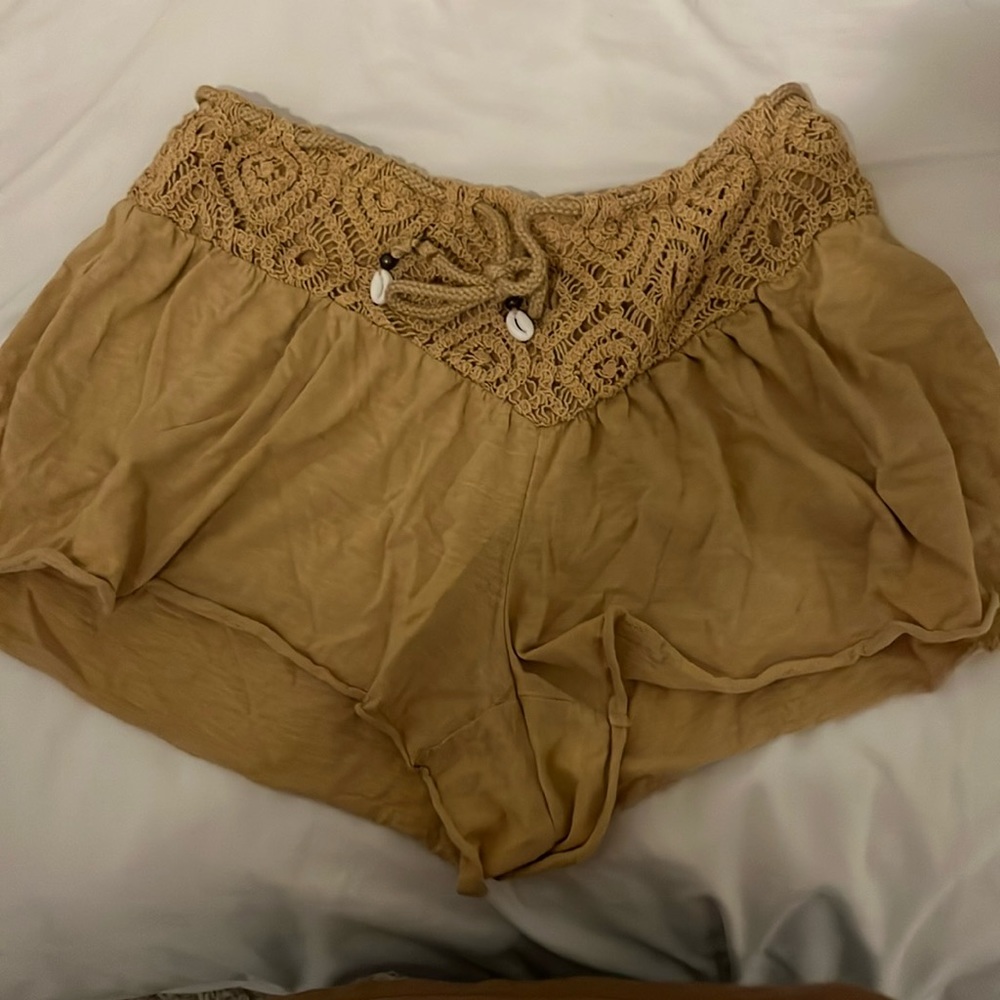 Beige aeire shorts
